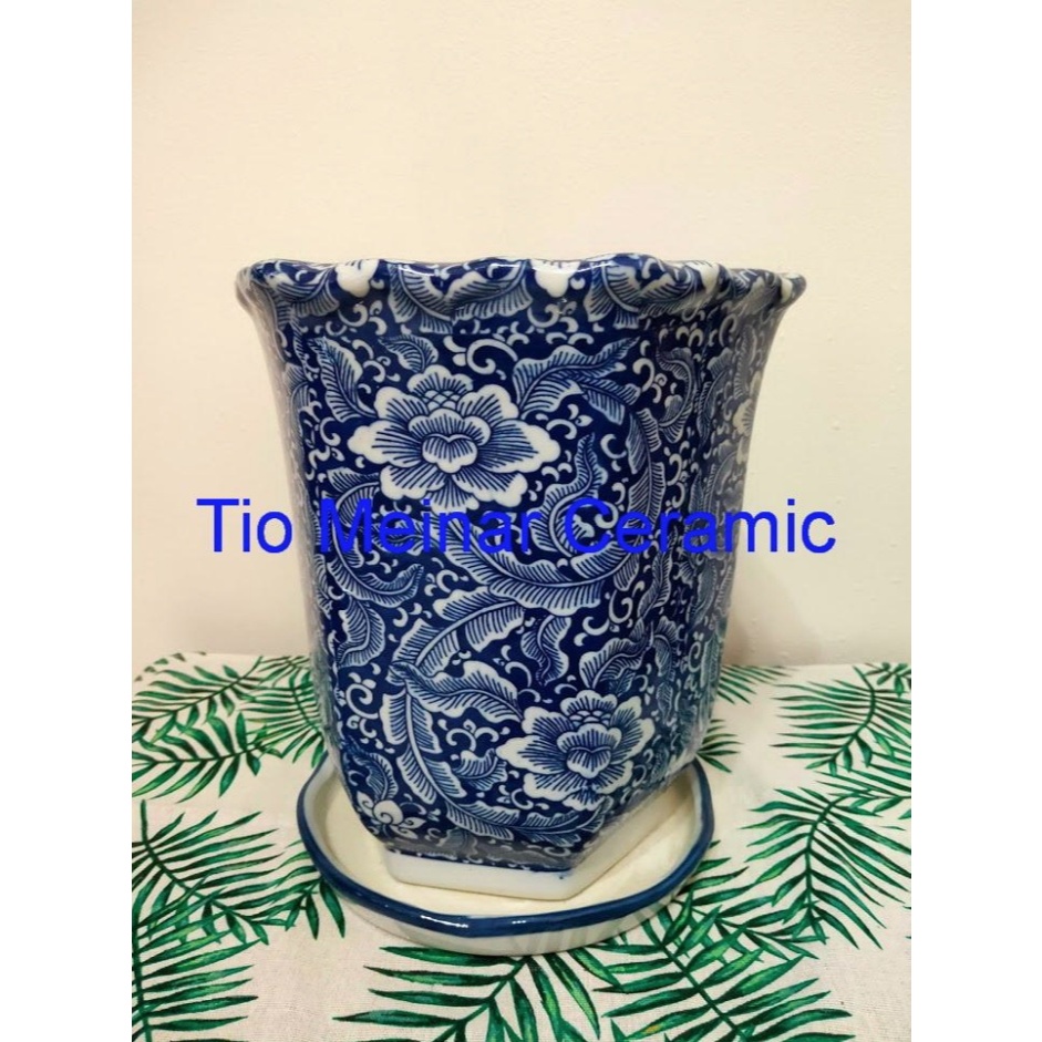 Pot Bunga Keramik Cina Darkblue Segi 6 Motif Scarlet Flower Ada Alas Piringnya