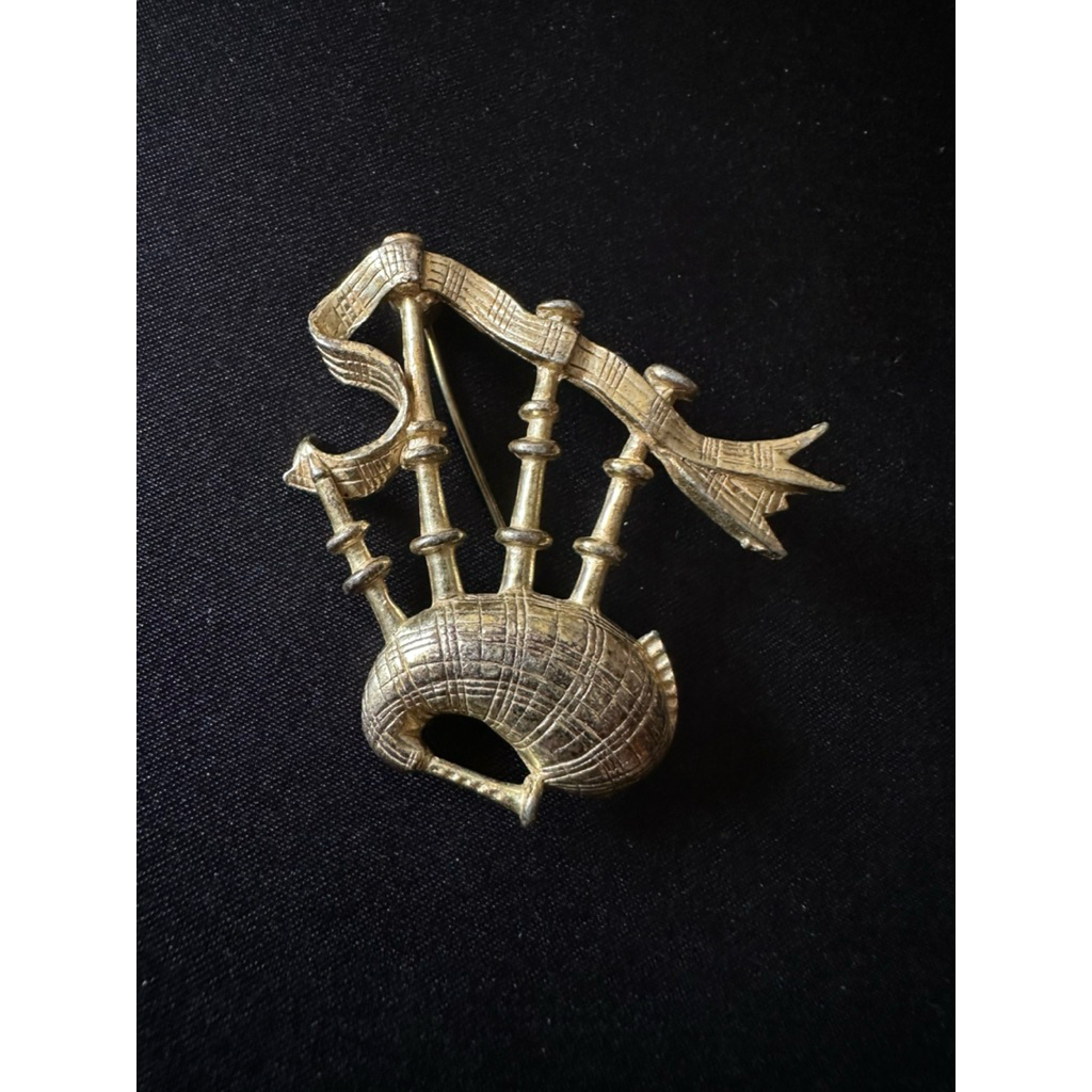 Bagpipe Scotia Goldtone Brooch