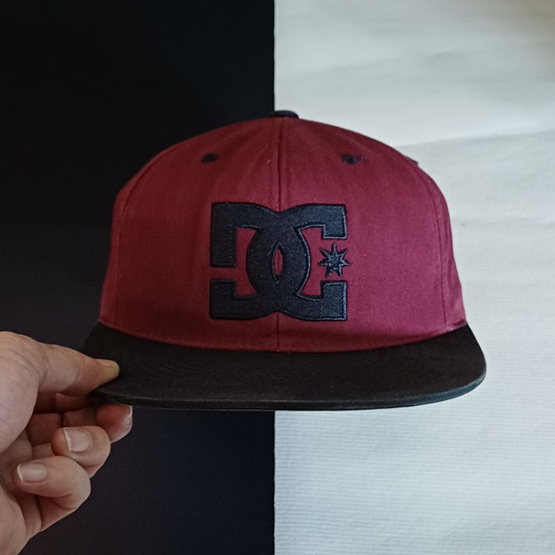 topi snapback DC second