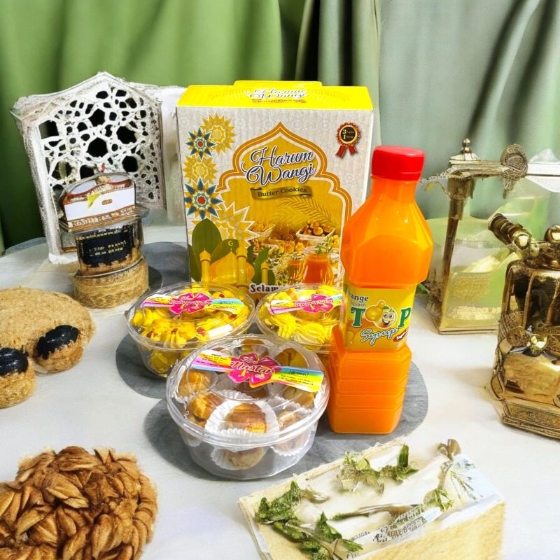 

Paket Bingkisan kue kering dan sirup - Hampers Lebaran - Tunjangan Hari Raya Idul Fitri Kue - Harum Wangi - Sari Harum - Bellarosa - Ovina - Paketan parsel