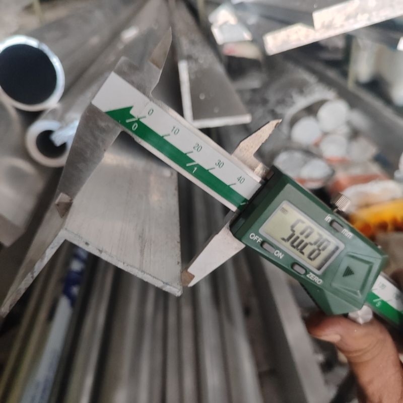 siku aluminium 50 x 50 x t3 x 1000 equal 50 mm x 50 mm x tebal 3 mm x 1meter