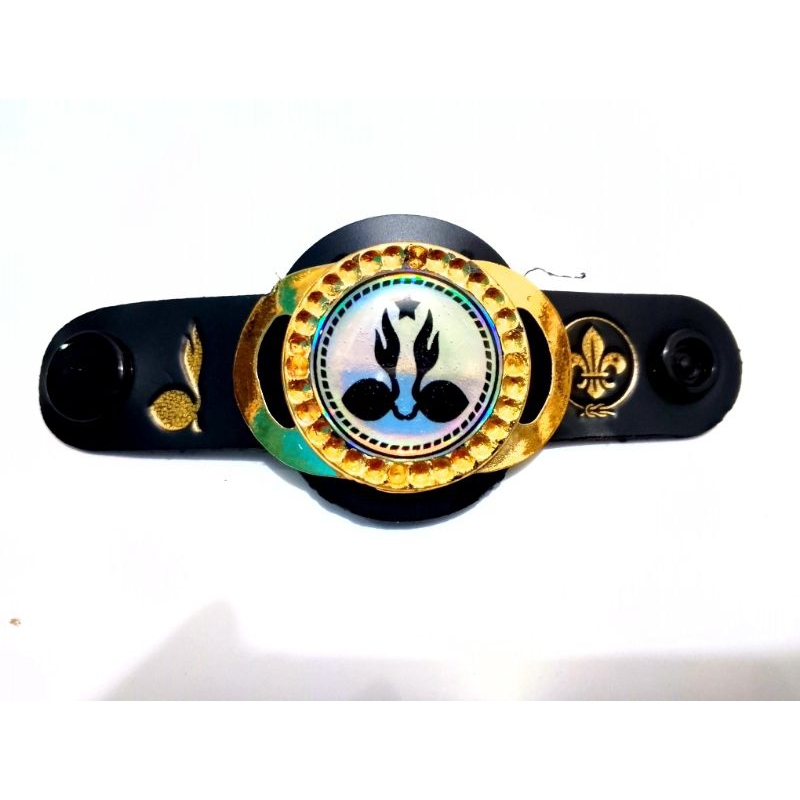 

ring kacu pramuka kupingan gold logo hologram elegan cocok dipakai untuk semua kalangan kepramukaan