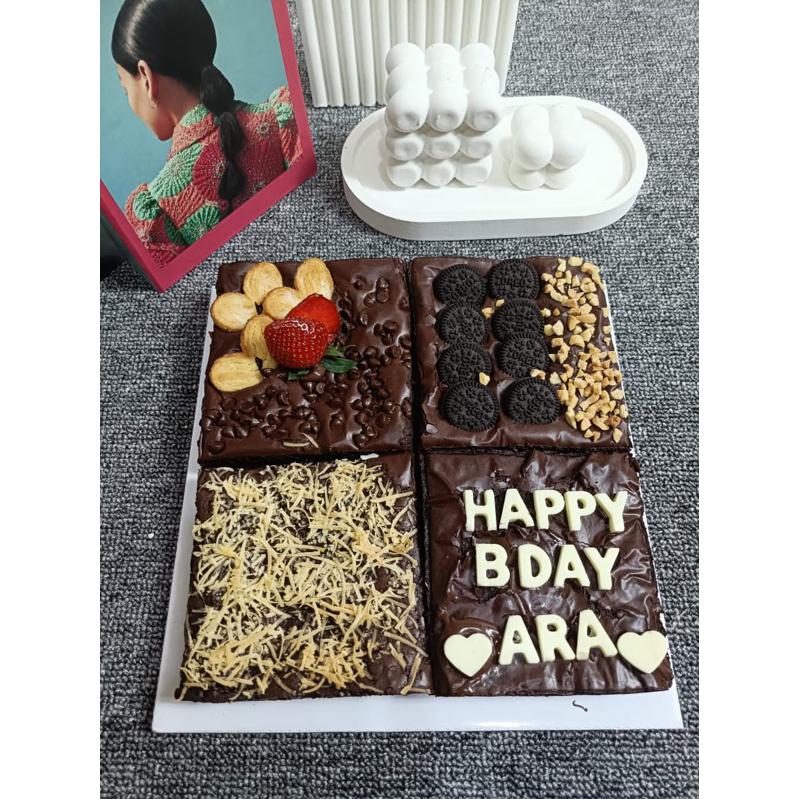 

Brownies sekat 4 uk 20x20cm Bronis rasa premium Dapoer ajo