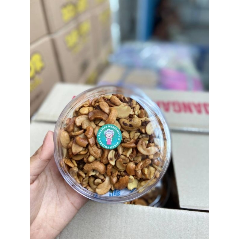 

kacang mede
