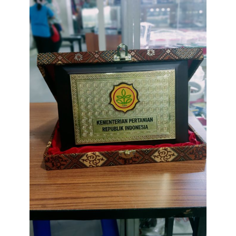 Plakat kayu Plat Kuningan