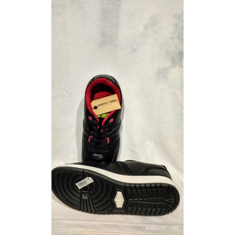 Sepatu Remaja Hitam NORTH STAR