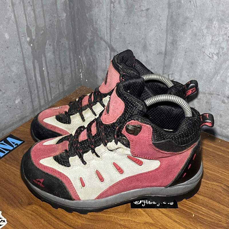 Sepatu gunung outdoor wanita second