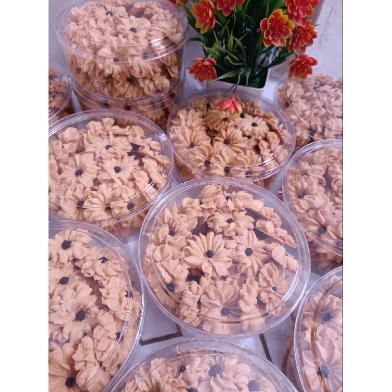 

semprit coklat sangat empuk & garing makin di kunya makin wangi rasanya