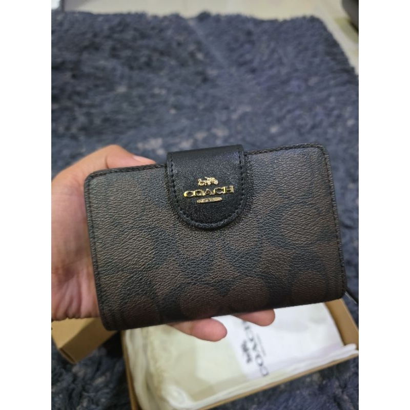 Dompet Coach - Medium Corner Zip Wallet Signature