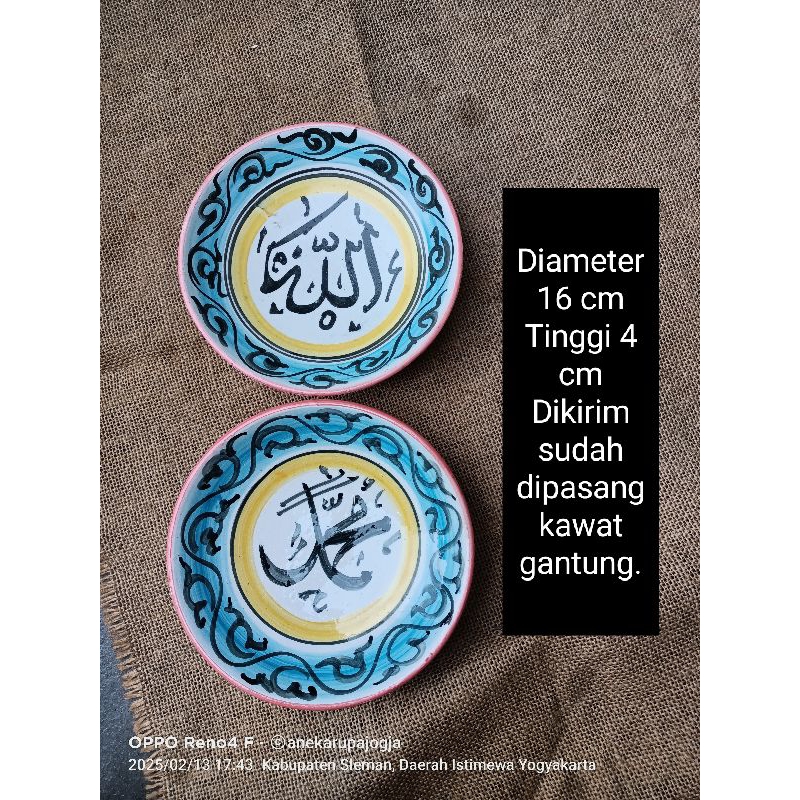 2 buah piring gantung keramik lukis kaligrafi Allah dan Muhammad biru putih untuk dekorasi hiasan di