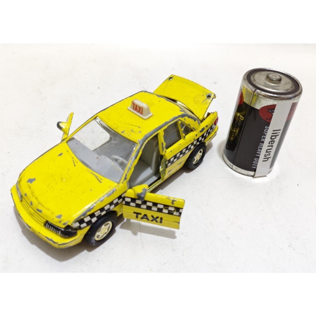 Diecast kia sephia taxi crown taxi publice vehicle 1/33