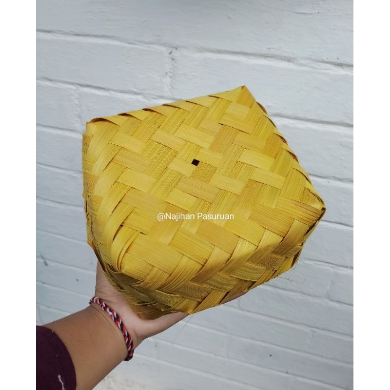 

Besek bambu warna kuning uk. 15*15 tumbu tape