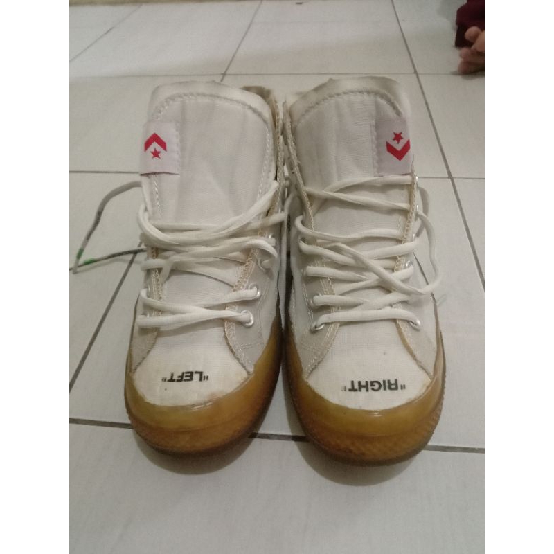 sepatu Converse sample