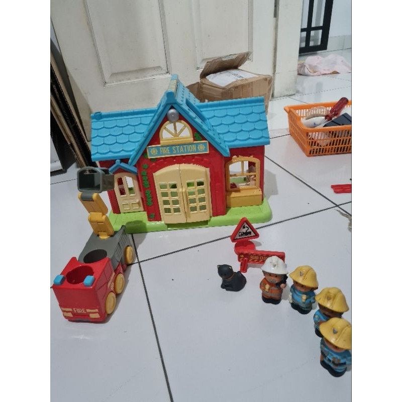 preloved mainan anak ELC happyland fire station play pretend mohon jangan ditawar lagi