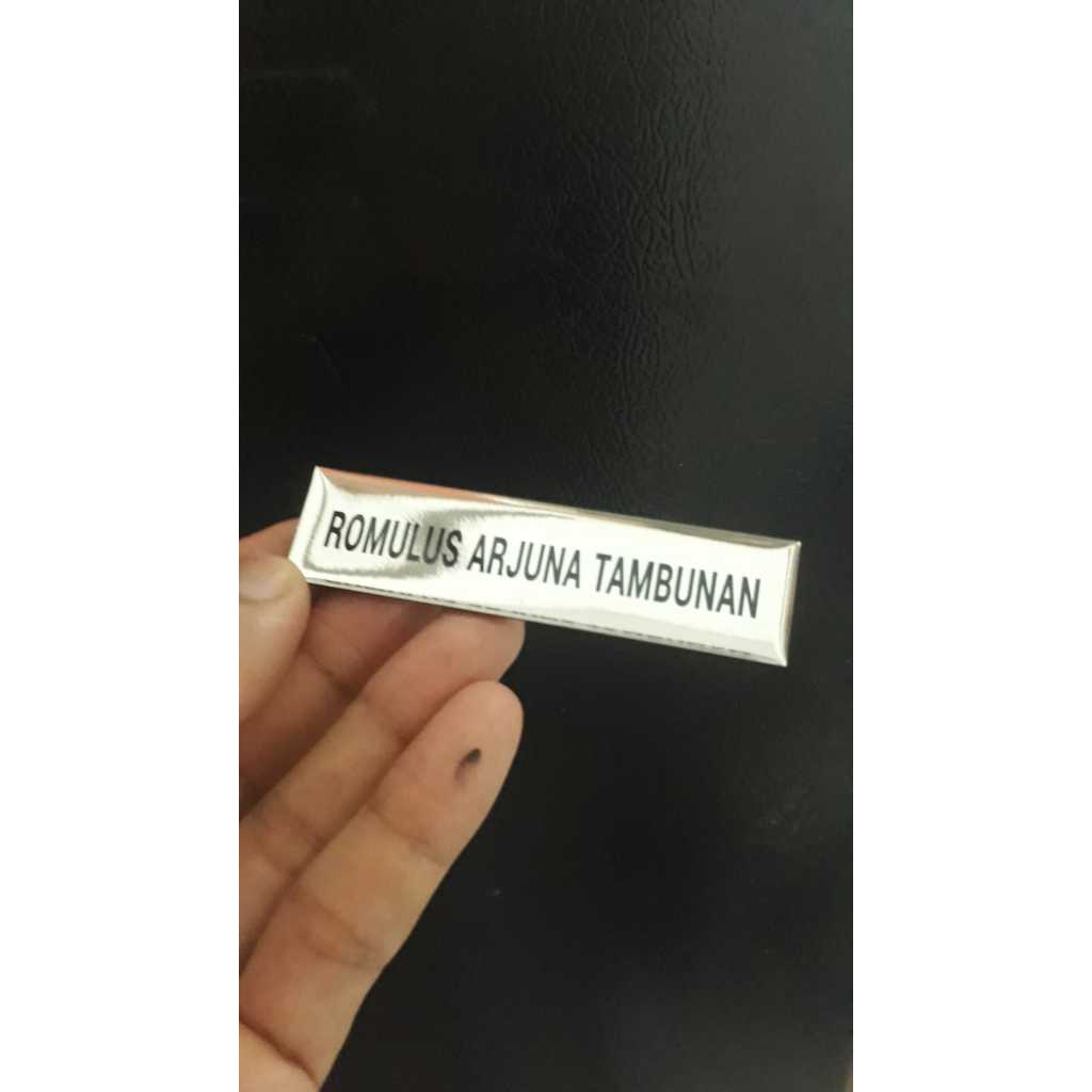 

Name Tag Latar / Background Silver, Akrilik 2mm Hitam (nama dada, Pin Nama, NameTag)