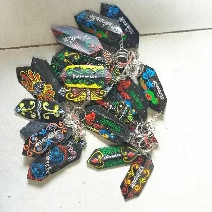 gantungan kunci tameng Dayak