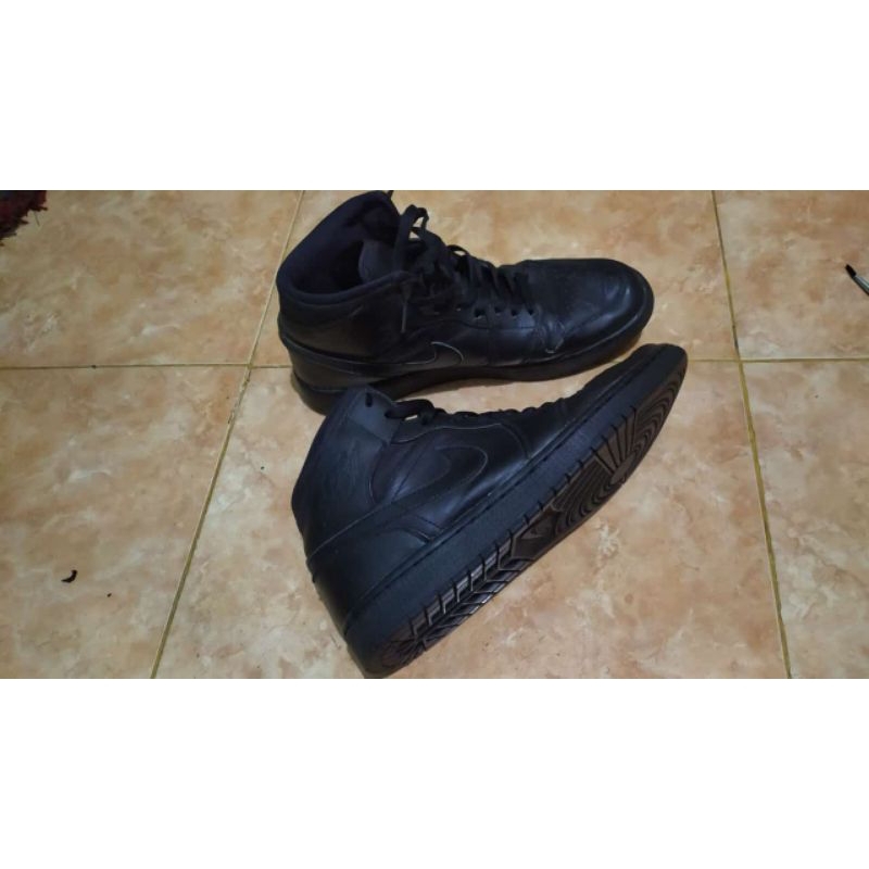 aj 1 low triple black rare sz 42.5