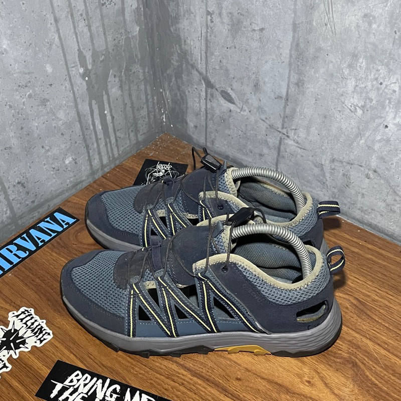 Sepatu sendal outdoor quechua