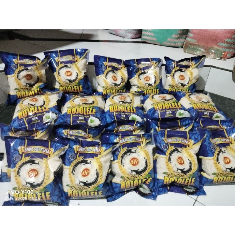 

Beras Rojolele kemasan @3 liter, dapat 10 bungkus. Ready stock. Paket sembako, THR, Tahlilan, santunan dll