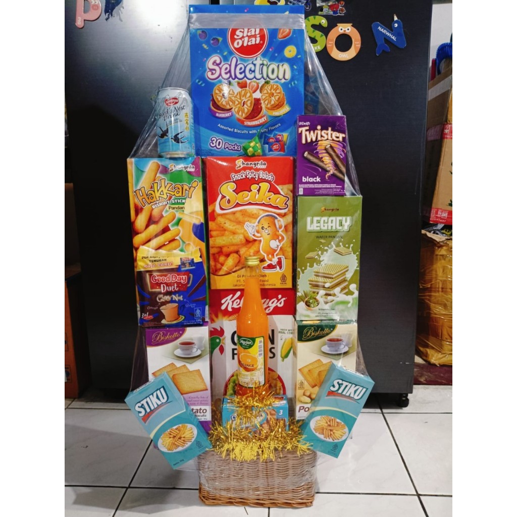 

Parcel Makanan Lebaran 2025 (1) | Hampers Cantik isi 11 Makanan Ringan dan 1 Sirup Murah Meriah Mevvah