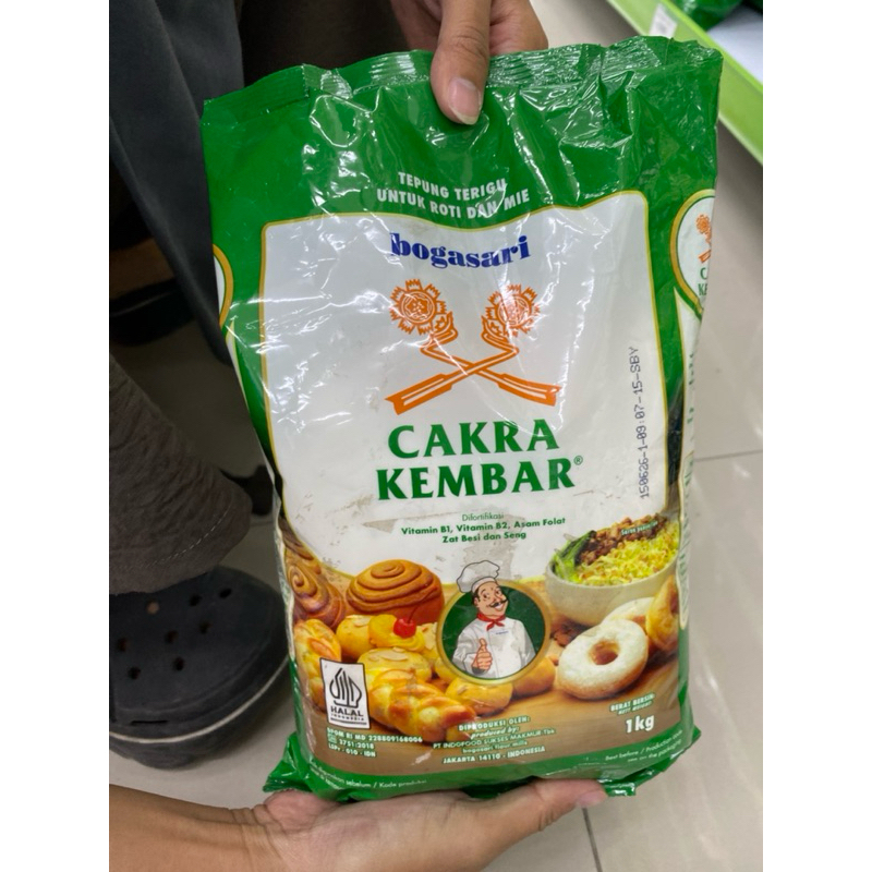 

Tepung Terigu Bogasari Cakra Kembar 1kg