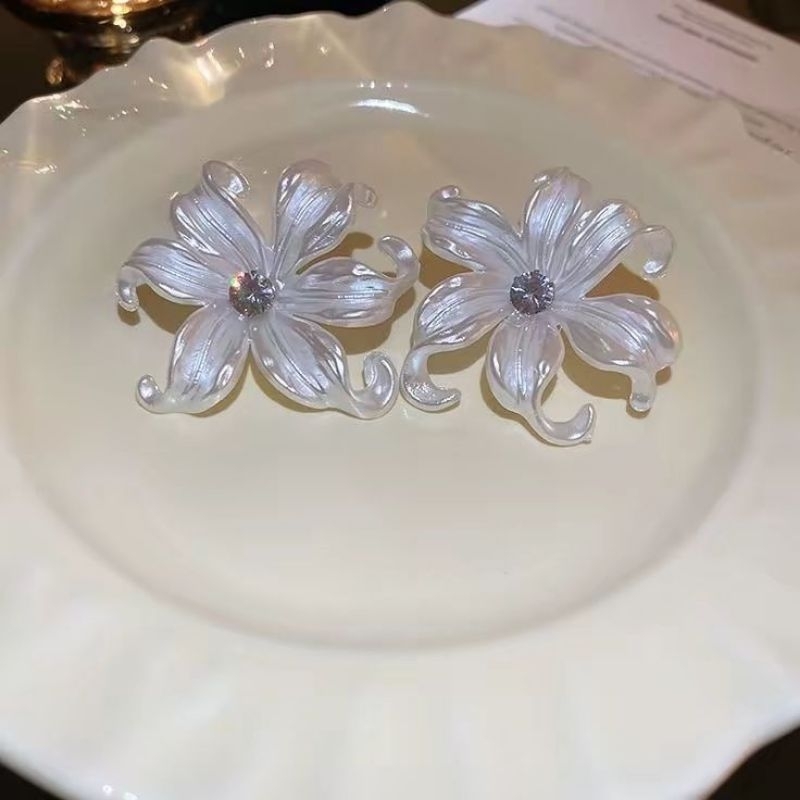 Mamoma.things - Anting Tusuk Bunga Kelopak Putih [Gia]