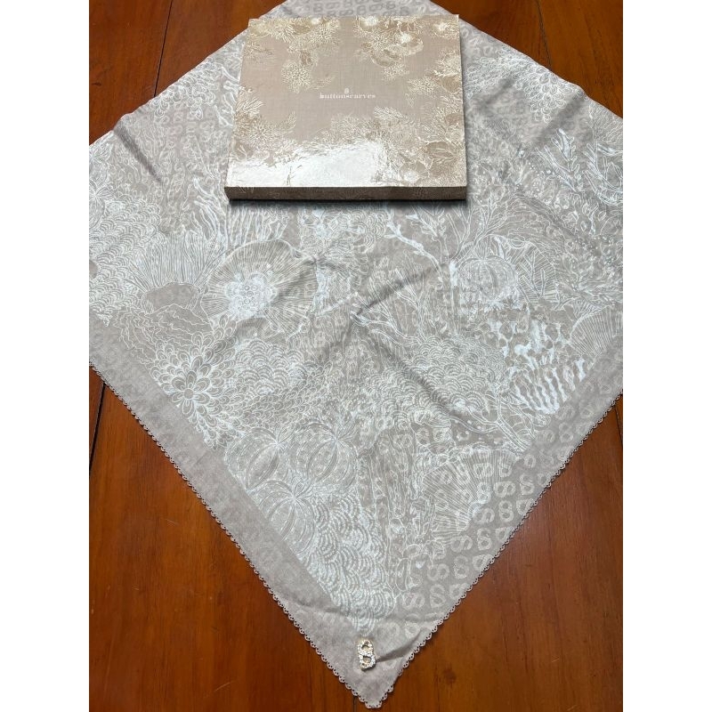 Bora Bora pier buttonscarves parfume