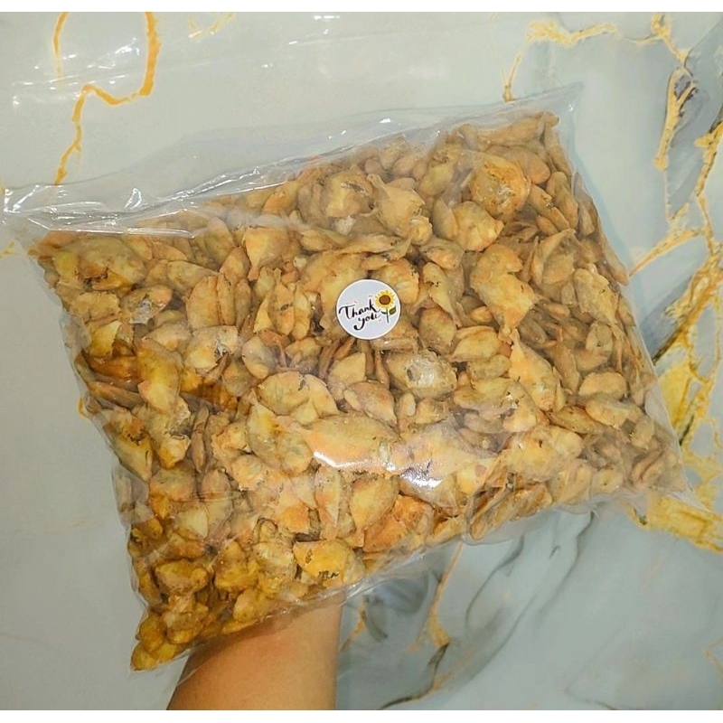 

Pepetek Ikan Asin Crispy. asin, gurih, renyah, ada irisan daun jeruk. 1 kg.