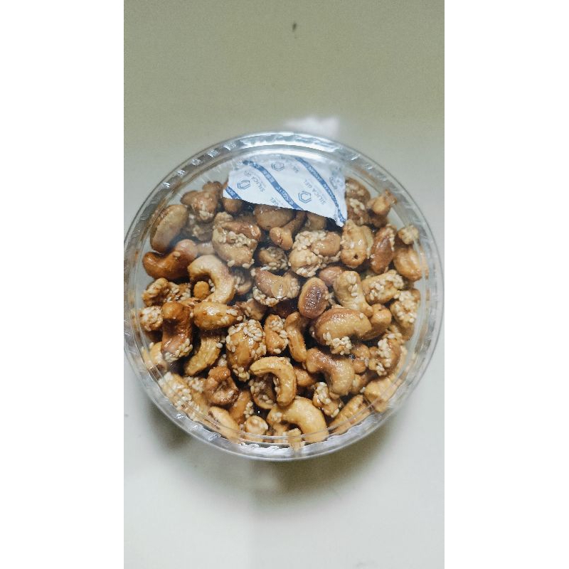 

kacang Mede utuh rasa wijen toples 200gra.