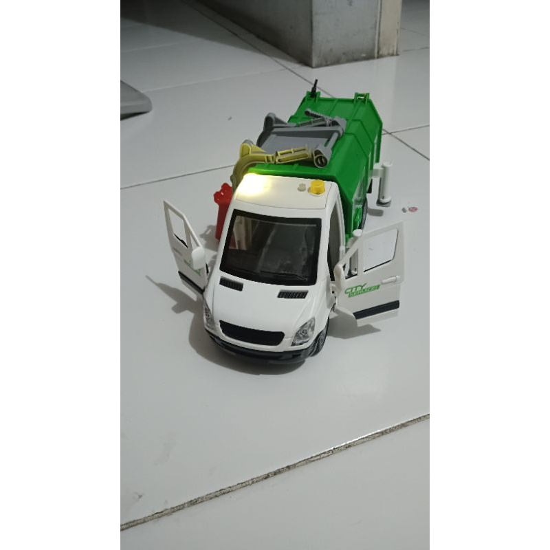 Mainan mobilan Truk sampah preloved