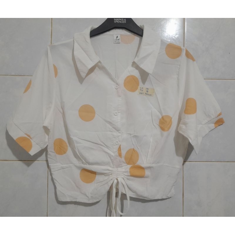 Blouse putih polkadot