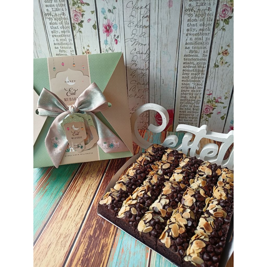 

Hampers Fudge Brownies Almond Chocochips Sekat Uk. 22x22cm
