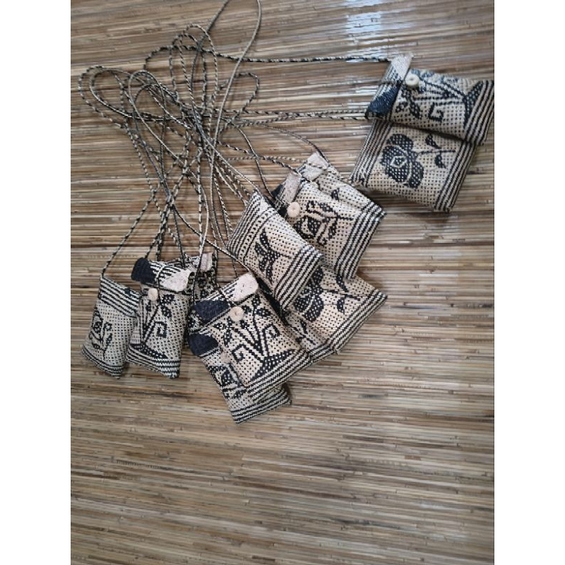 TAS SELEMPANG HP ANYAMAN ROTAN MOTIF DAYAK KALIMANTAN