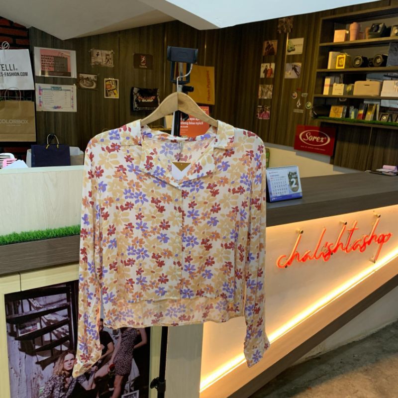 kemeja cewek colorbox crop top motif bunga