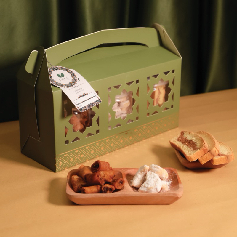 

Liora Hampers - Hilya Package Kastengel, Bolu Marmer & Pisang Caramel / Hampers Kue Lebaran Idul Fitri / Hampers Lebaran Idul Fitri Premium / Hampers Lebaran Idul Fitri Unik / Parcel Lebaran Idul Fitri Kue/ Box Hampers Lebaran