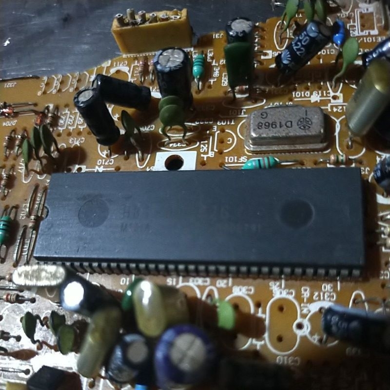 IC hbt 00-02G masih nempel PCB kondisi gambling cocok untuk servis TV