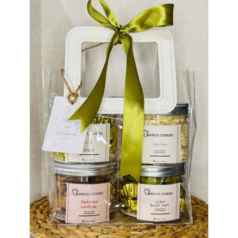 

HAMPERS KUE LEBARAN - ARNICE COOKIES ISI 4 TOPLES