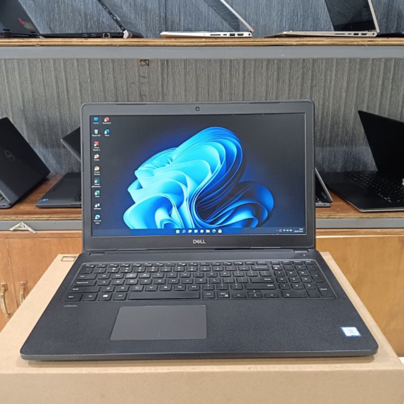 Laptop Dell Latitude 3580, Core i7-7500U Ram 8Gb / SSD 128Gb Dualvga Amd Radeon (TM) R5 M330 2Gb+int