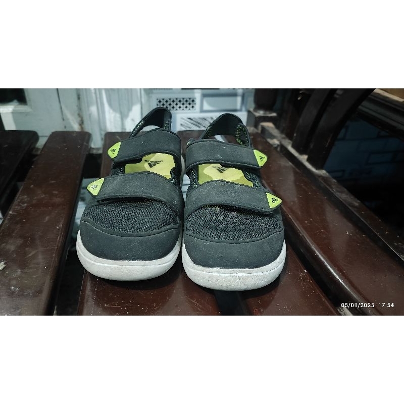 Sepatu Sandal Adidas size 33 second