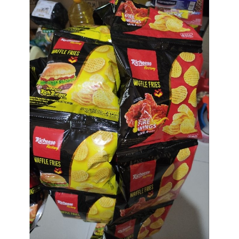 

WAFFLE FRIES Kripik Kentang Nabati Fire Wings dan Chesse Burger