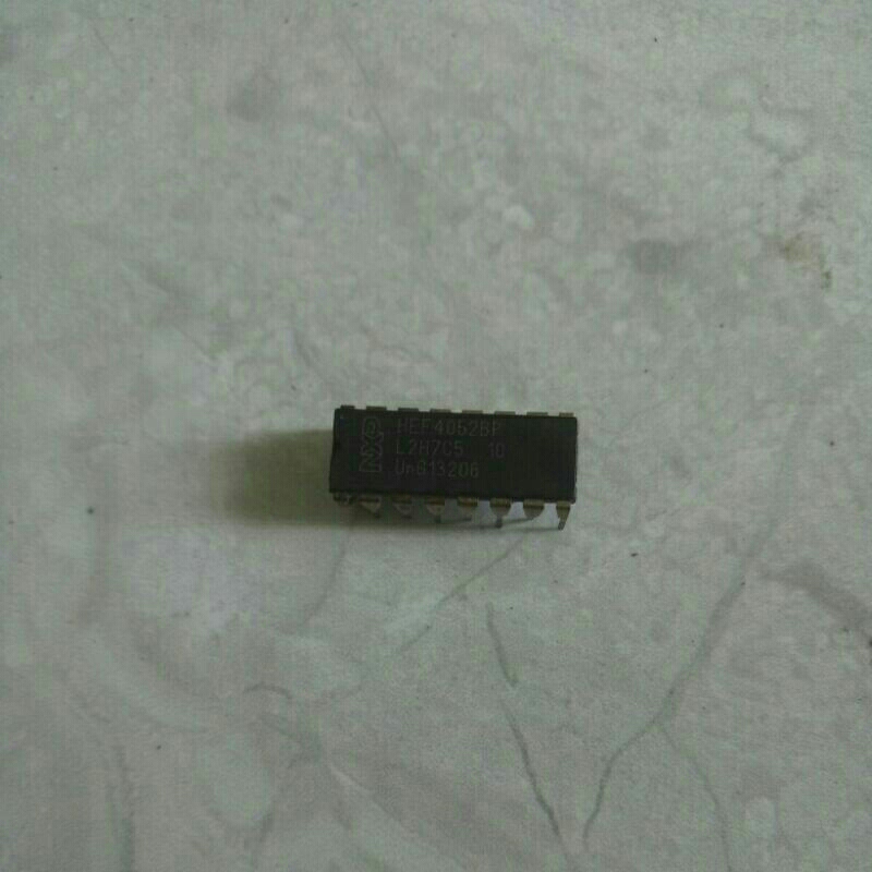 ic HEF4052BP