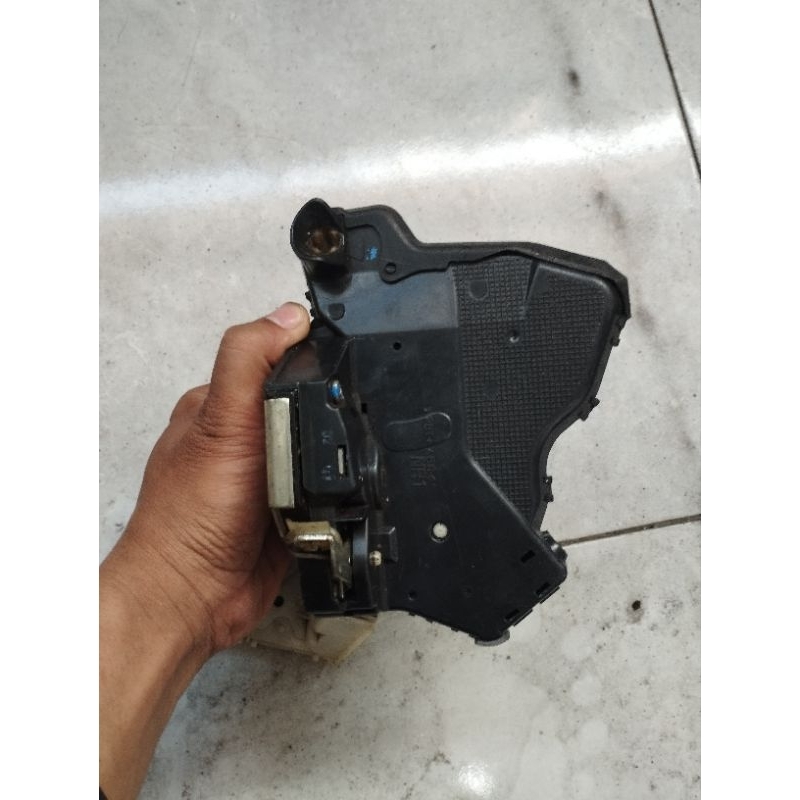 doorlock assy pintu depan kanan innova fortuner hilux original