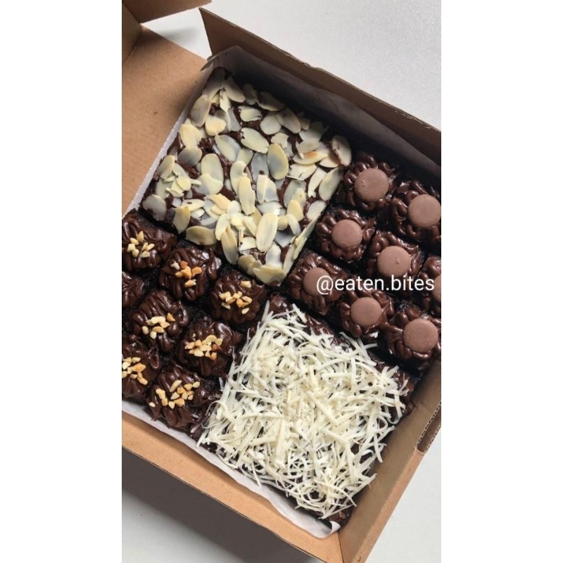 

Eatenbites - Fudgybrownies Sharing box | Topping Almond Cheese Nut Spreadchoco | 36pcs | 20x20 cm