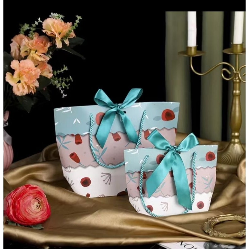 

tas kado/ kantong kertas/tas kado ulang tahun (dengan pita)