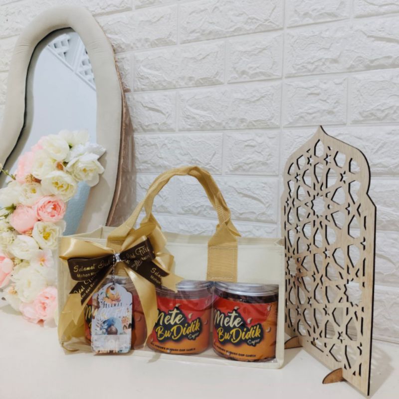 

Hampers Gift box hadiah Kacang Mete mede murah madura lebaran