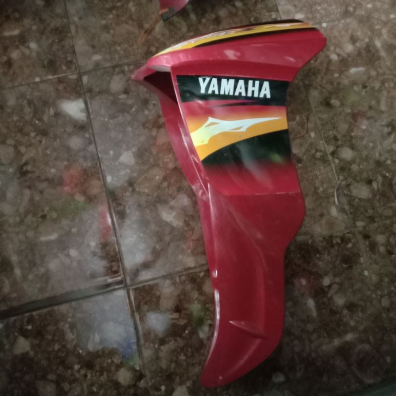 sayap depan Jupiter z merah maron