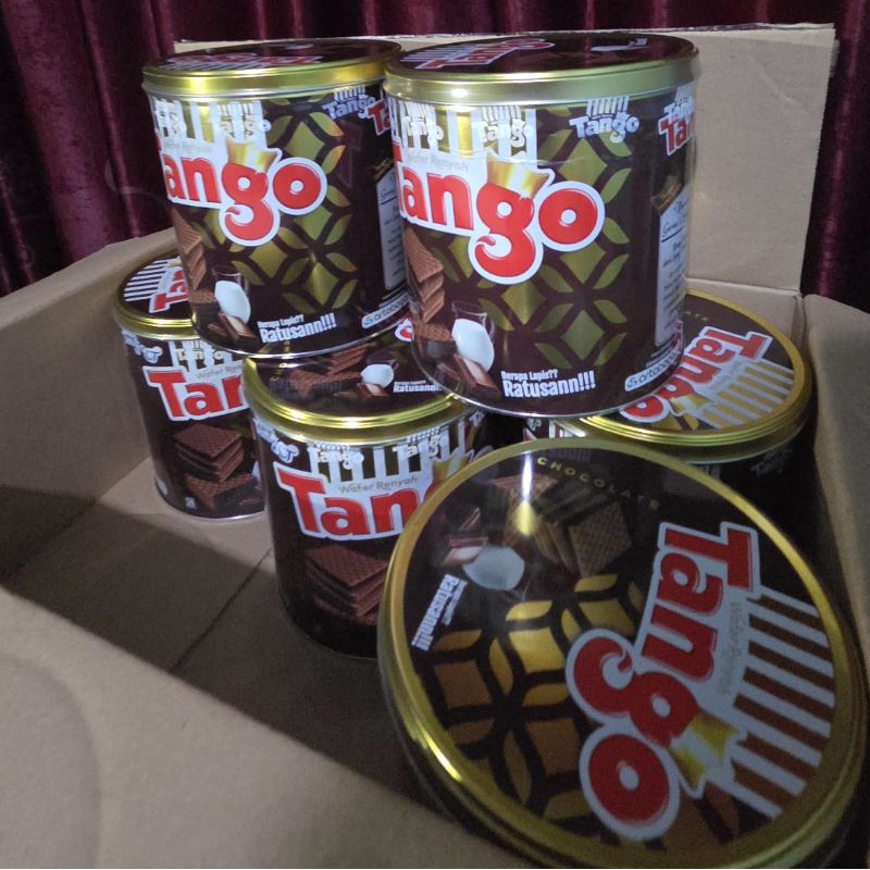 

Tango wafer kaleng cokelat/vanilla 240gr (1 pcs)