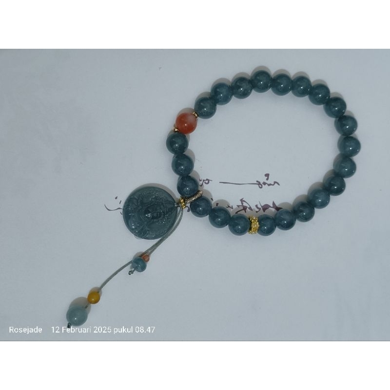 Gelang Giok Burma 8mm dengan liontin bulat ukir Dewi Kwan Im bersertifikat