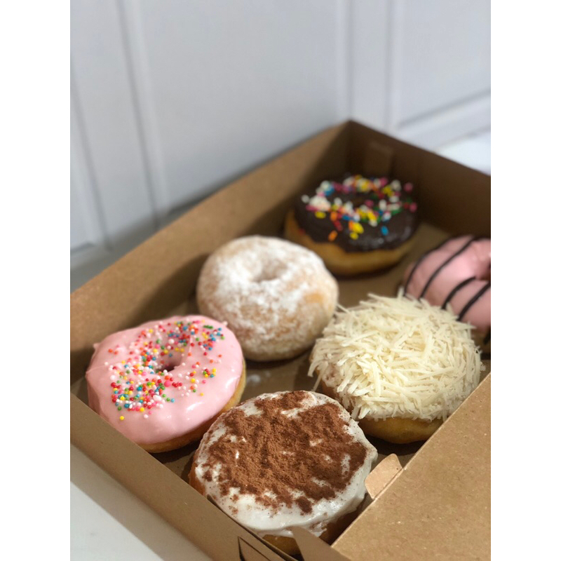 

Hampers Donat Glaze Enak by Prettyflavor isi 6pcs (Pre-Order) Free Pita dan Kartu Ucapan