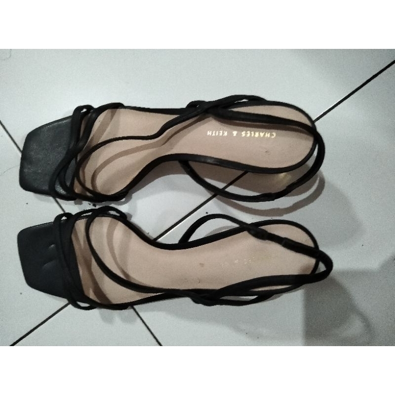 sepatu sendal pesta. sepatu heels. sepatu tali Charles & Keith original. sepatu sendal hitam. bahan 